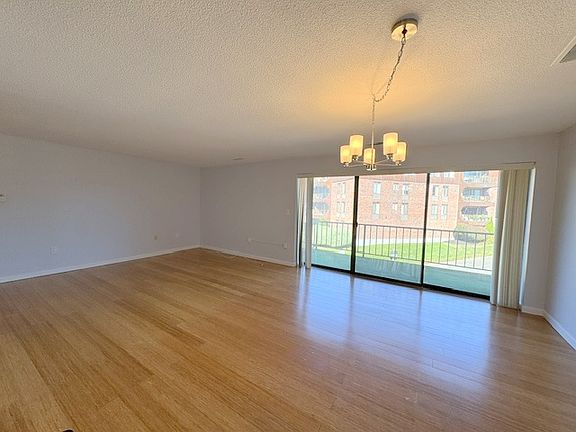 5th image of 1002 Paradise Rd APT 3R