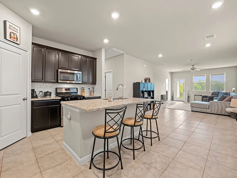329 Serpens St — Photo 3