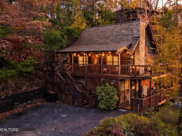 716 Golden Eagle Way, Pigeon Forge, TN 37863