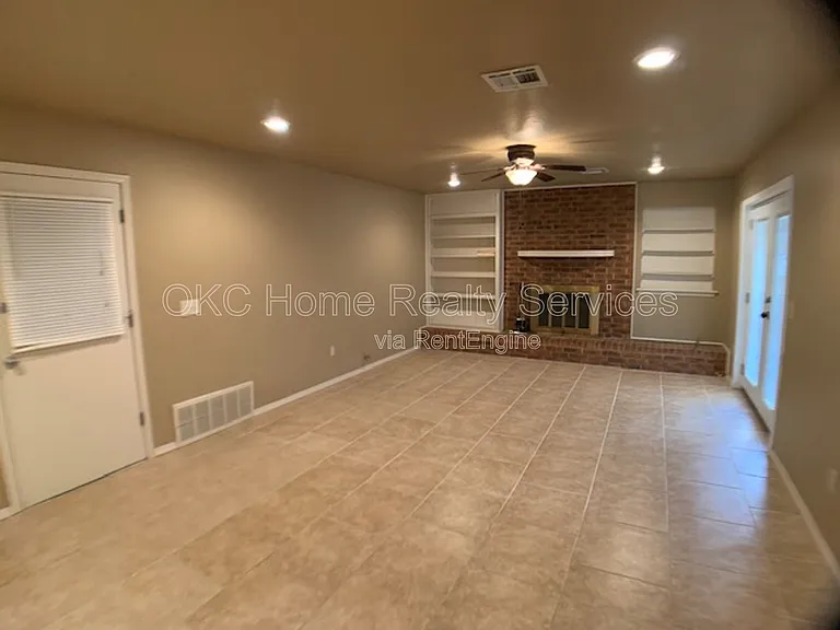 5809 NW 62nd St — Photo 2
