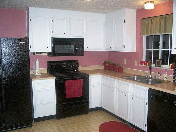 Large eat-in country kitchen.