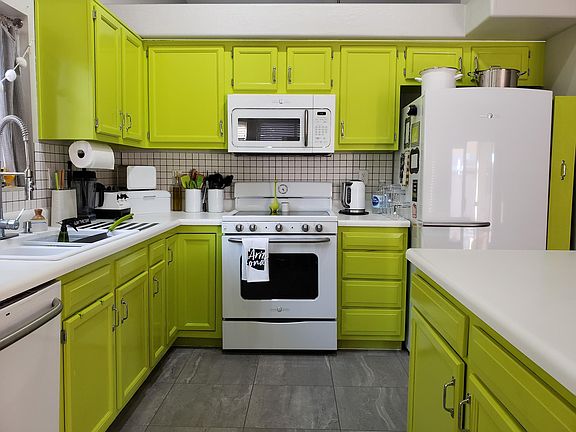 super HAPPY retro lime kitchen