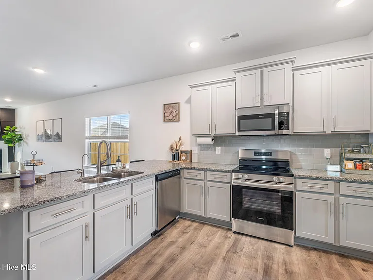 1003 Manhatten Ct — Photo 4
