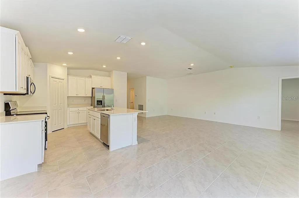 4 bed, 2.0 bath, 1941 sqft, $2,250 — Photo 4