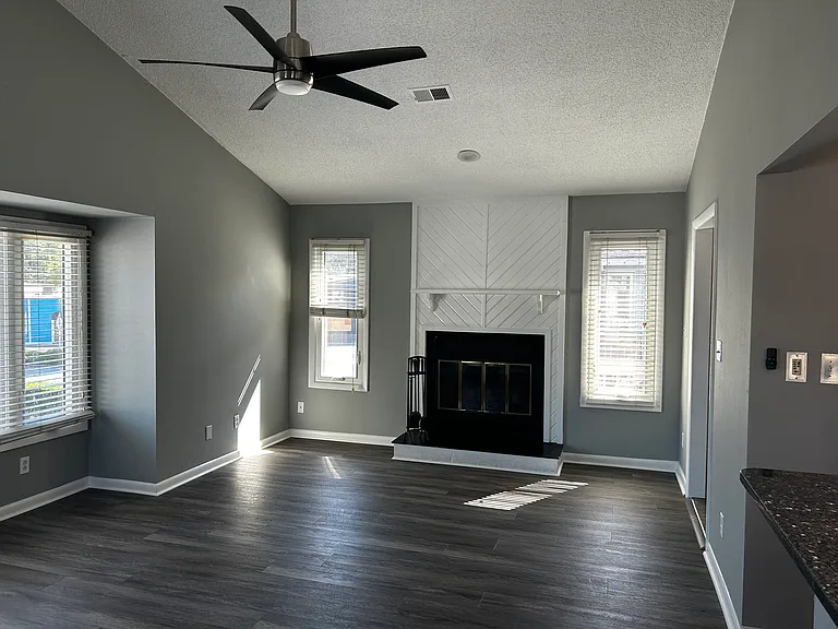 634 Pinewood Dr — Photo 5
