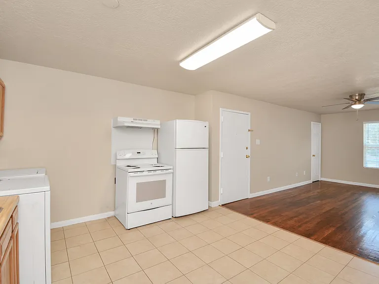 500 W Pitts Ave #203 — Photo 9