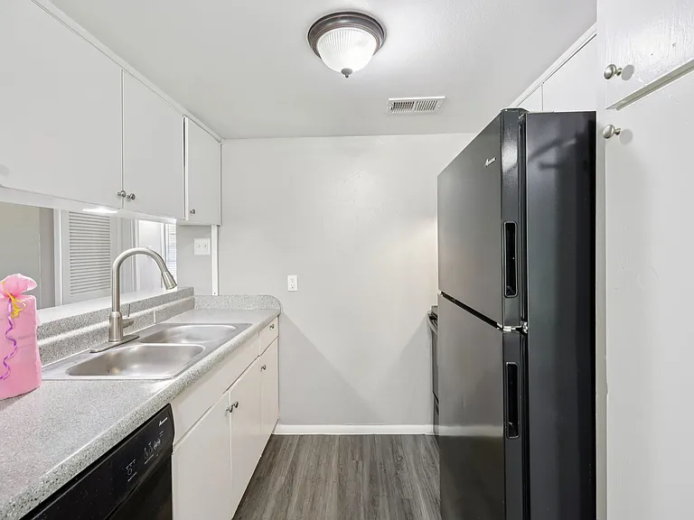 Premier Gardens Apartments — Photo 39