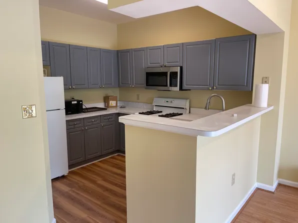 2103 Highcourt Ln APT 401, Herndon, VA 20170