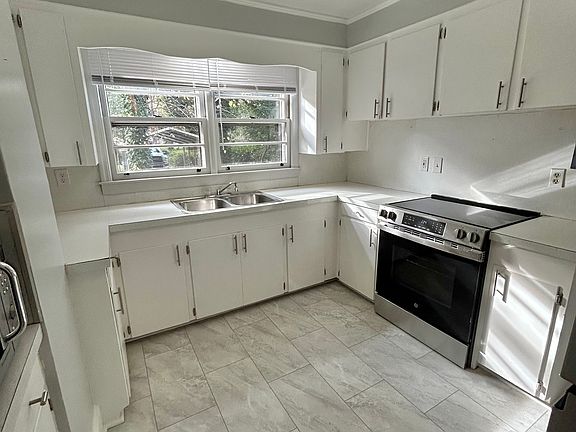 3rd image of 407 Kenwood Ave