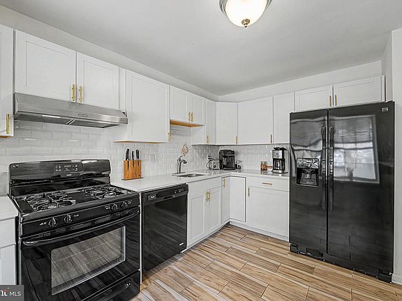 3rd image of 4912 Tulip Tree Pl