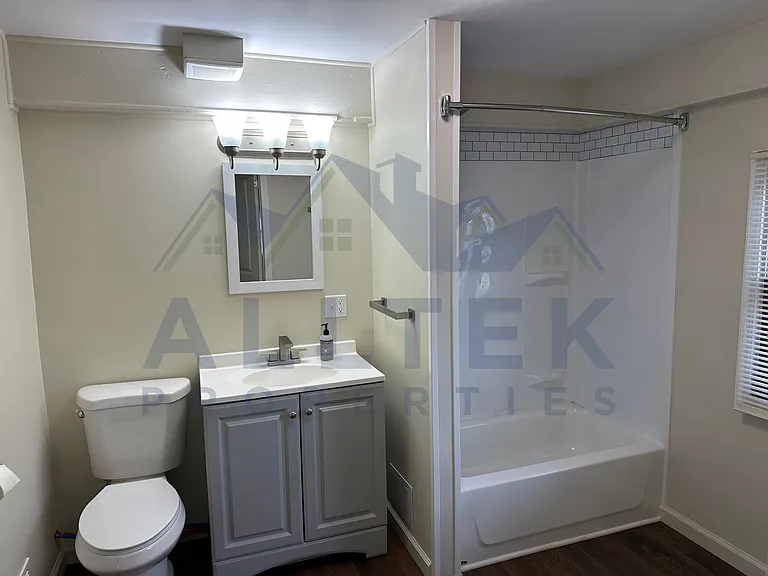 11900 Market St — Photo 11