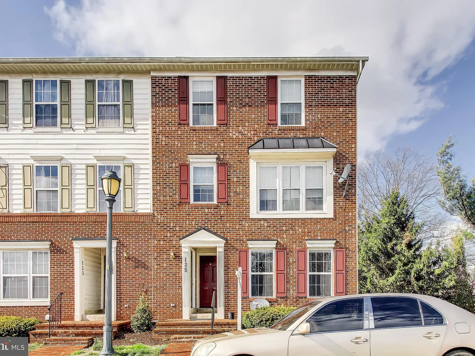 3 bed, 2.0 bath, 1333 sqft, $2,900 — Photo 1