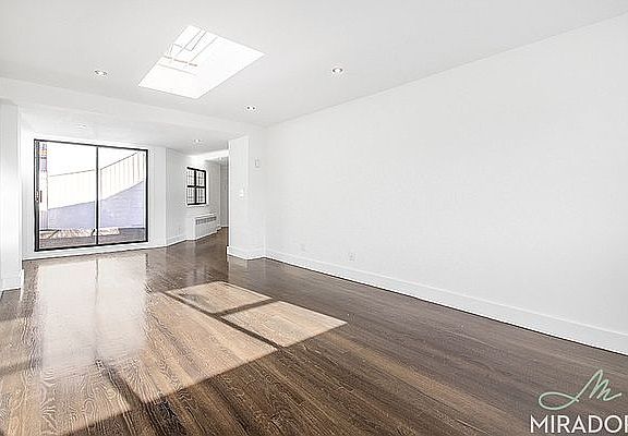 4th image of 27 W 16th St Ph D