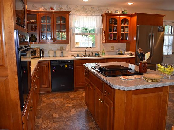 3rd image of 82 Dellwood Dr