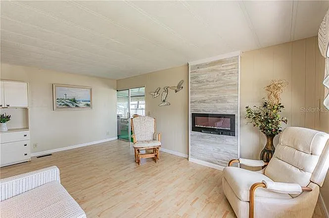 274 Beach Ct — Photo 8