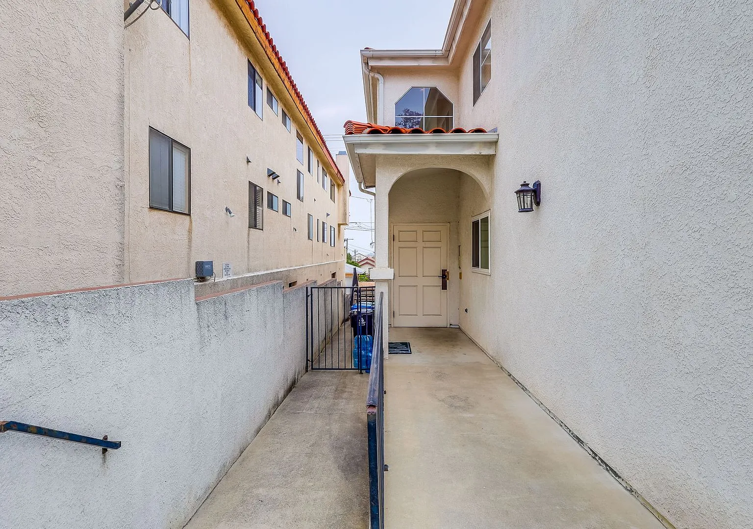 A Must SEE! Specious 3 Bedroom 2 bath upstairs condo — Photo 4
