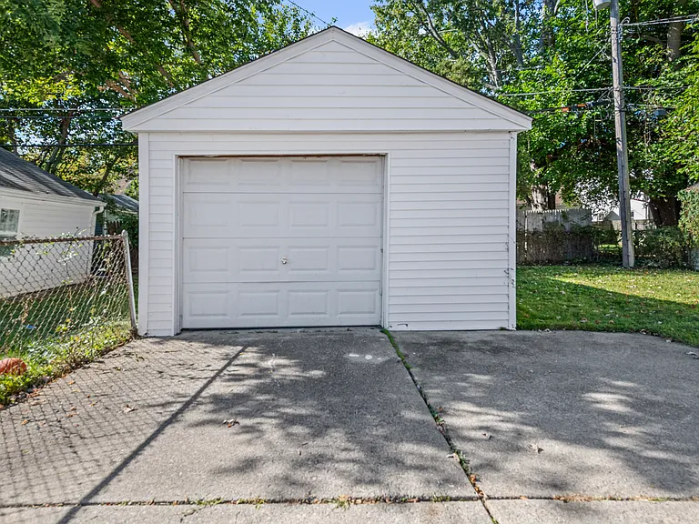 20220 Kenosha St — Photo 15