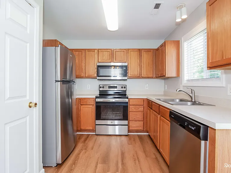 10409 Hugue Way — Photo 4