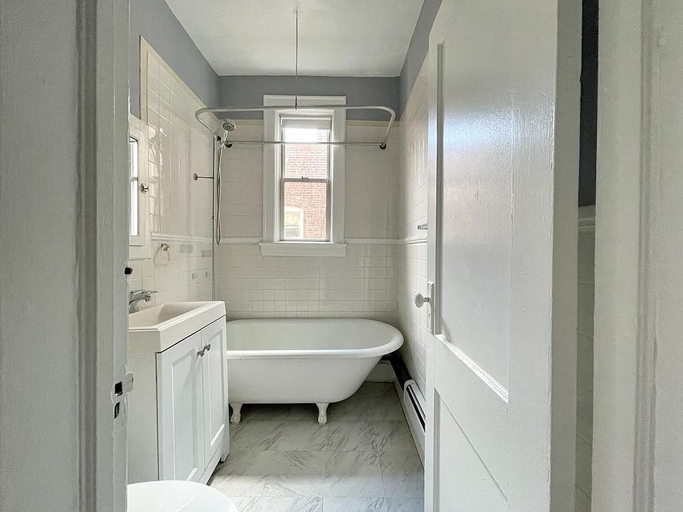2nd image of 614 21st St #D1a