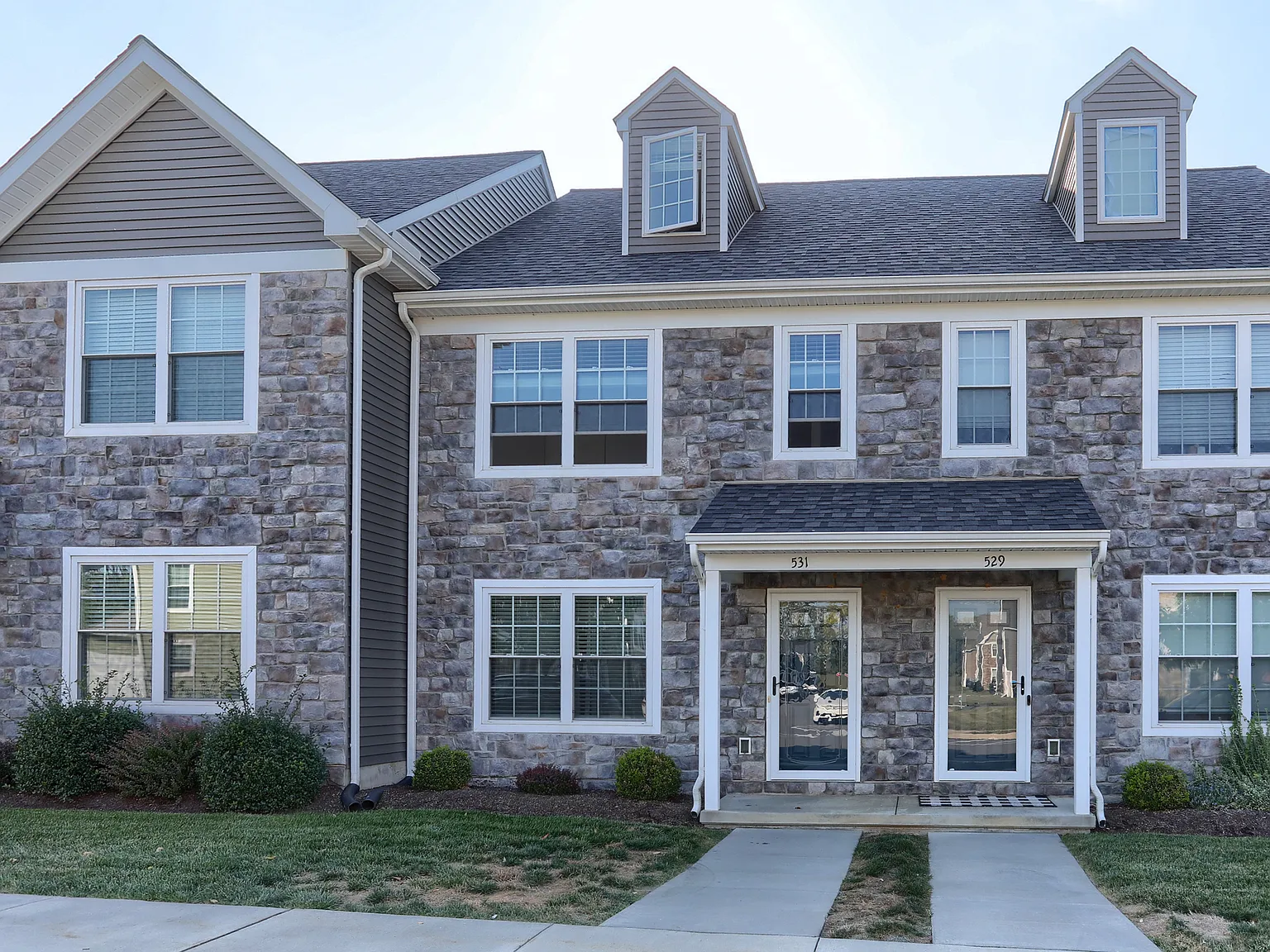 3 bed, 2.5 bath, 1530 sqft, $2,000 — Photo 2