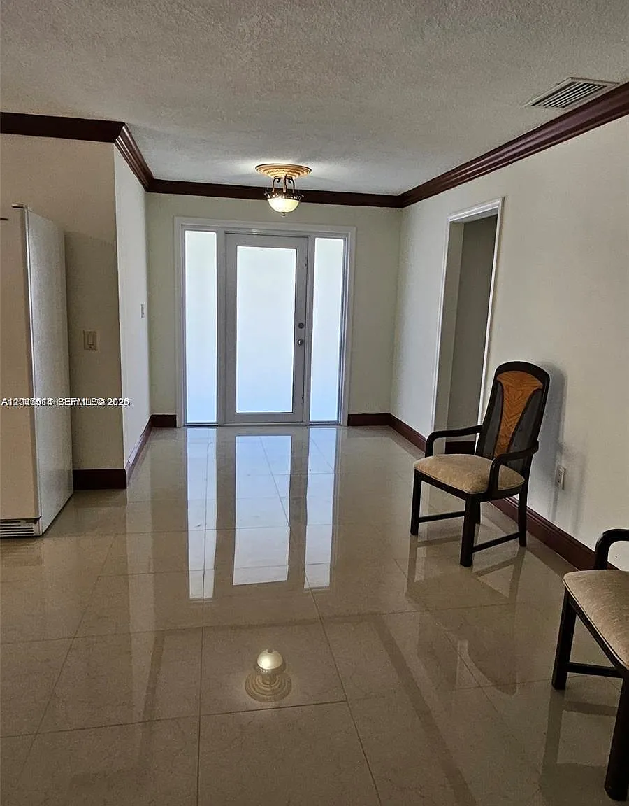 3 bed, 2056 sqft, $3,300 — Photo 2