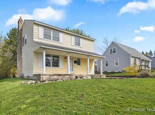 1033 Lockridge Dr NE, Grand Rapids, MI