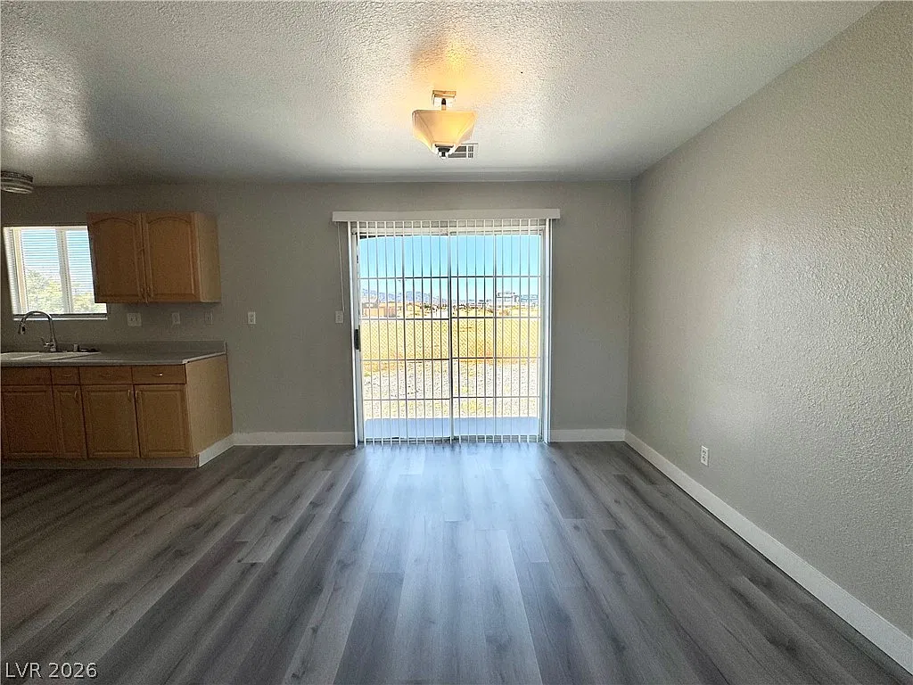 3 bed, 2.0 bath, 3960 sqft, $1,400 — Photo 3