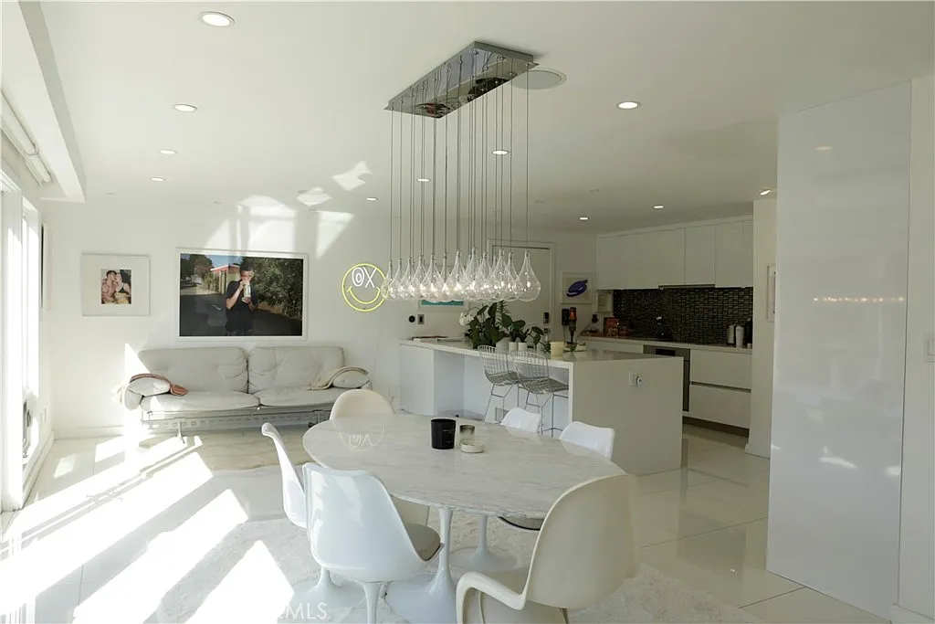 2 bed, 2042 sqft, $15,000 — Photo 2