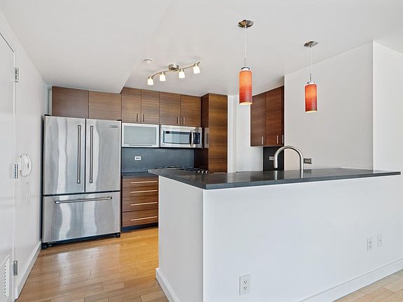 5th image of 225 W 60th St APT 19C