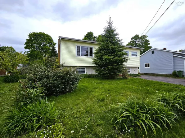 49 Hill St, Amherst, NS B4H 2N2
