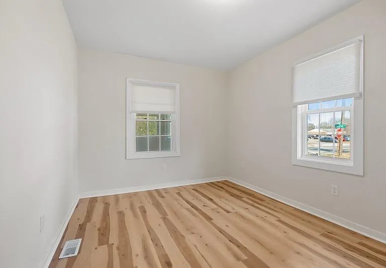 1000 Elm St — Photo 2