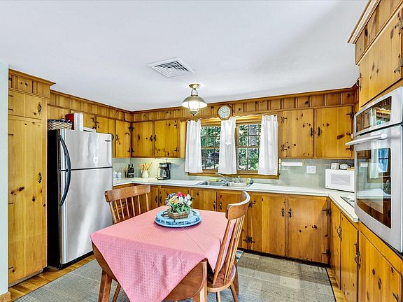 3rd image of 686 Queen Anne Road