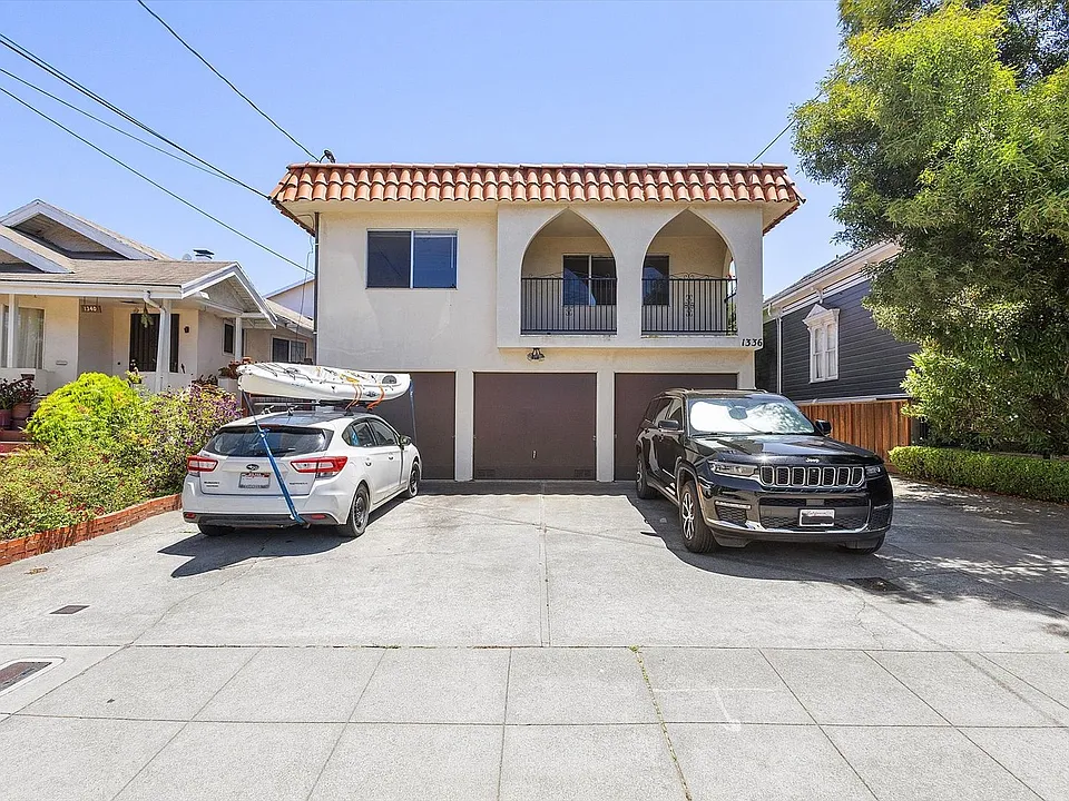 1336 Broadway #B - 2 bedroom | 1 bath | Upper unit w/ a private balcony