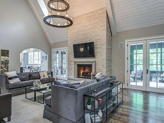 5th image of 1048 Stockett Dr