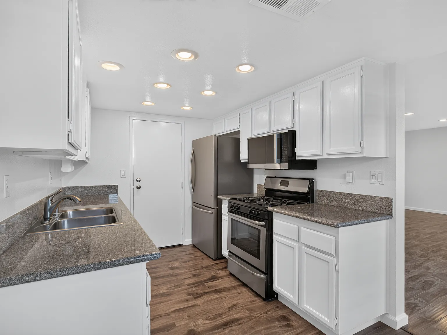 3 bed, 2.5 bath, 1523 sqft, $3,650 — Photo 4