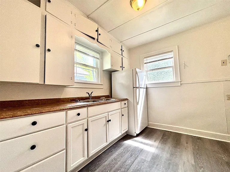 1203 Leona St — Photo 8