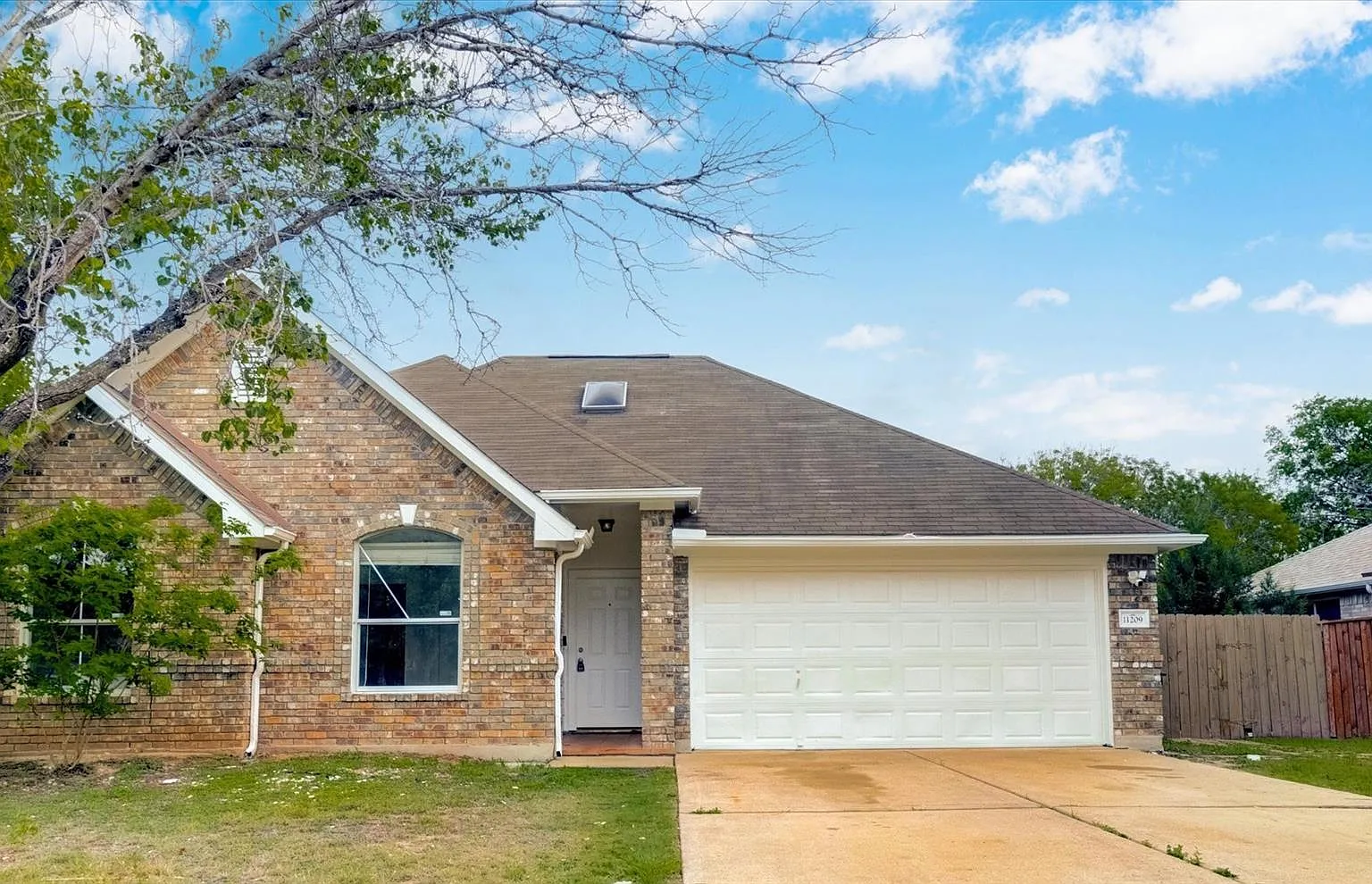 4 bed, 2.0 bath, 1980 sqft, $2,000 — Photo 1