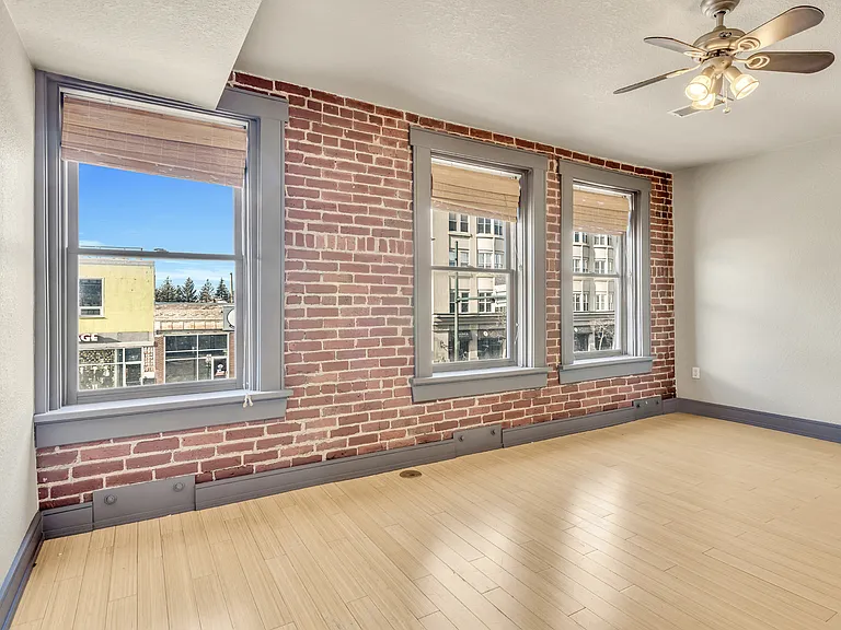 232 N Broadway #10 — Photo 12