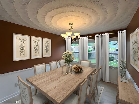Formal Dining Room 
(Virutally Staged)
