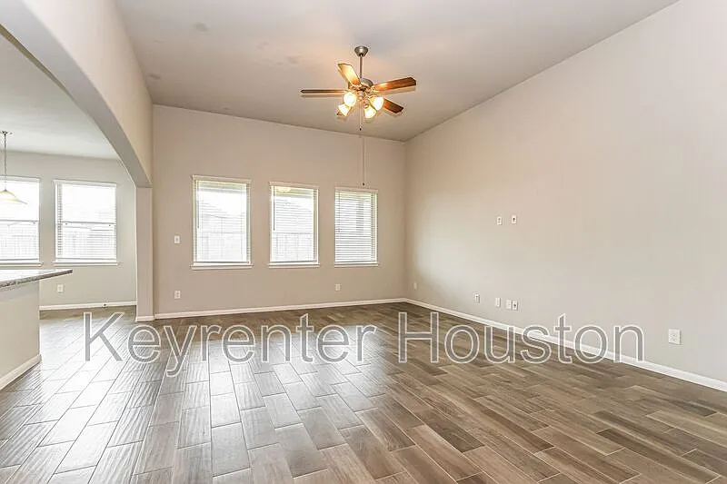 3 bed, 2.0 bath, 2009 sqft, $2,150 — Photo 3