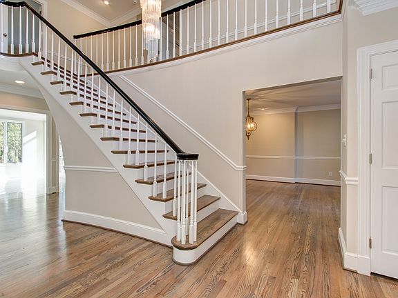 3rd image of 900 Forest Hill Dr