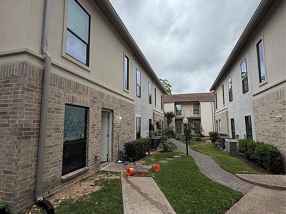 3rd image of 2425 Augusta Dr APT 36