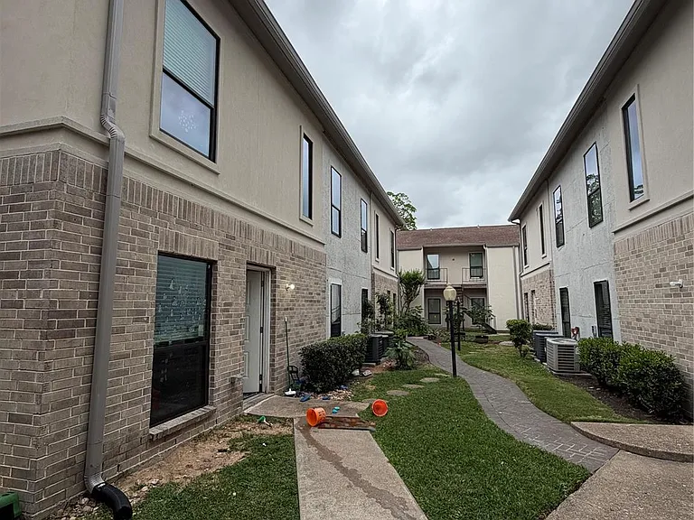 2425 Augusta Dr #36 — Photo 3