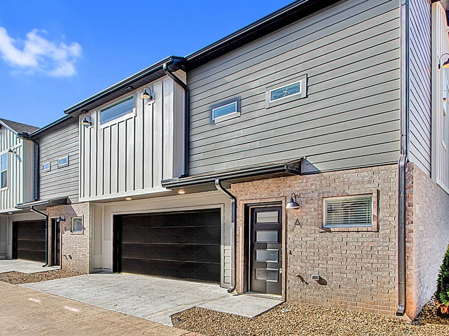 2 Bed 2 Bath 2 Car Garage Townhome in Rockwater Village — Photo 4