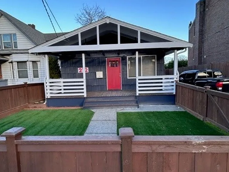 212 24th Ave — Photo 2