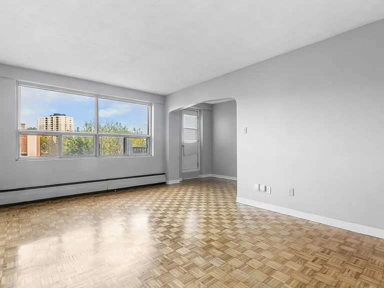67 Cartier St — Photo 13
