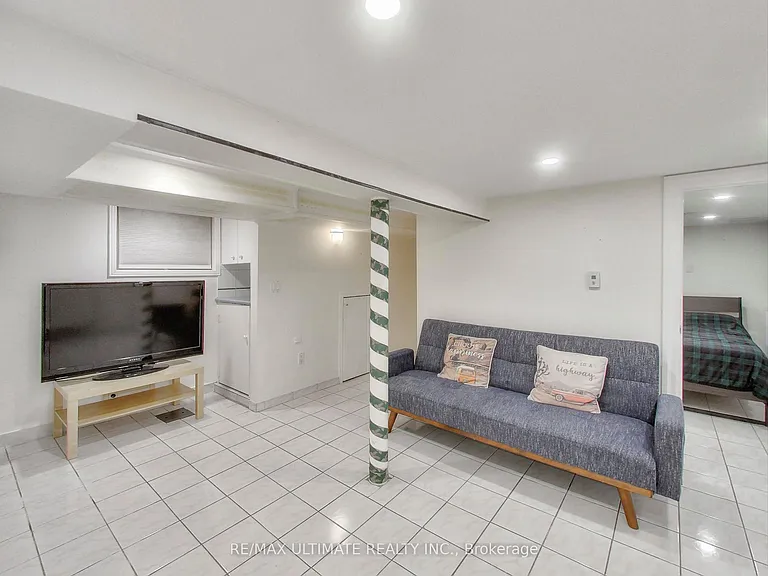 1652 Dufferin St #B — Photo 9