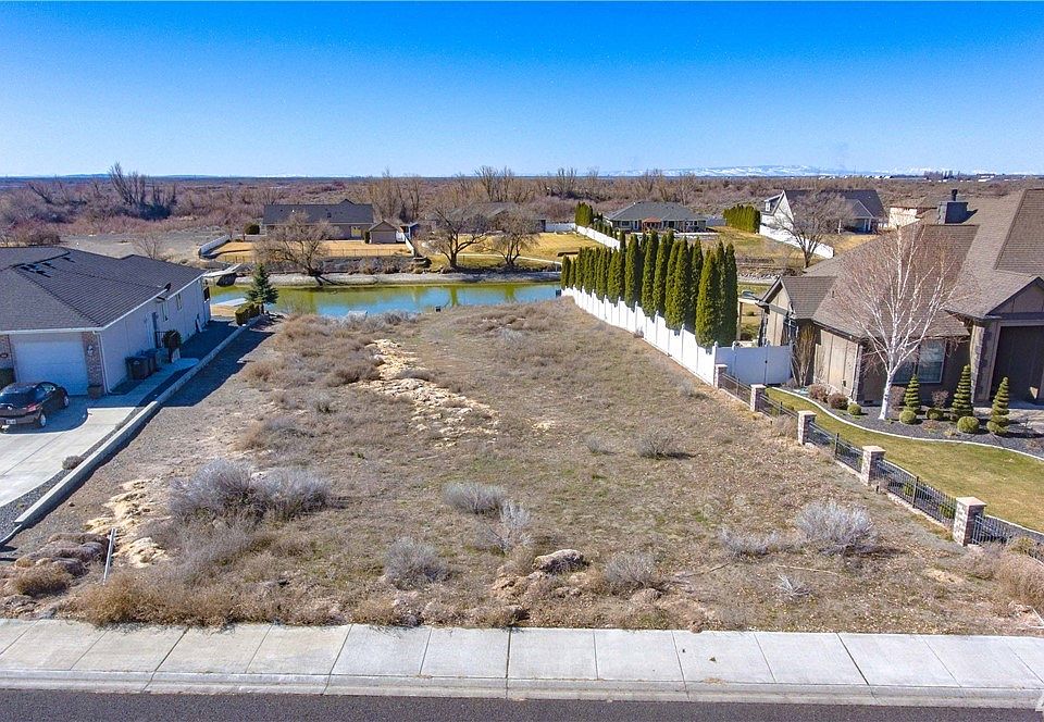 1st image of 828 Camas Pl