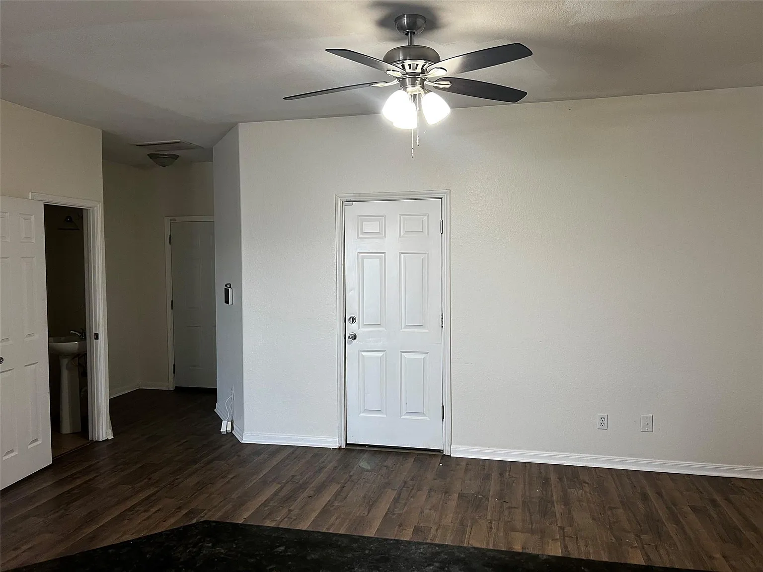 4 bed, 2.5 bath, 1658 sqft, $2,000 — Photo 2