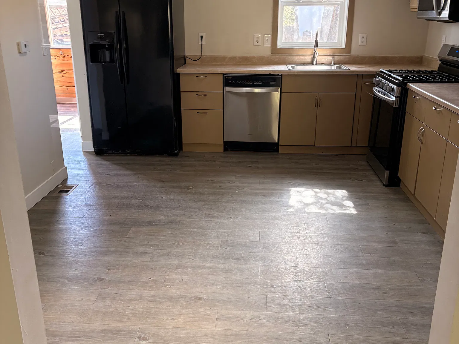 3 bed, 1300 sqft, $2,000 — Photo 3